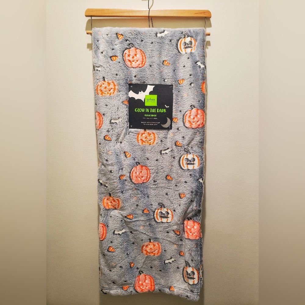 Glow in the dark!!!   HALLOWEEN, SUPER CUTE 🎃 gray plush throw blanket